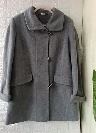 Красивое новое женское пальто