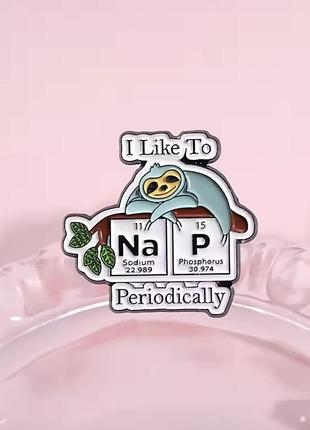 Пін “лінивець nap” — веселий аксесуар для хіміків, студентів та жартівників