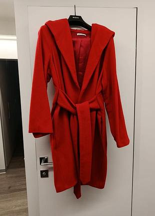 Осеннее пальто из кашемира красивого красного оттенка.