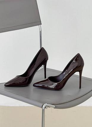 Женские лаковые туфли на шпильке шоколад