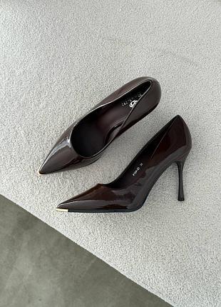 Класичні лакові туфлі на шпильці шоколад з металевим носиком