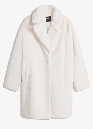 Біле пальто зі штучного хутра bershka