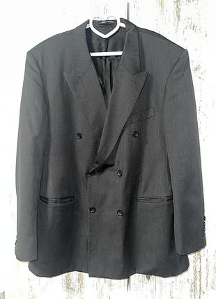 Чорний піджак з чіткою лінією плечей