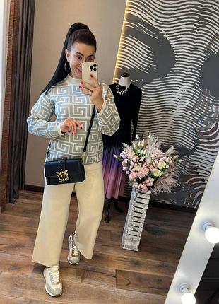 Костюм из трикотажа гладкой машинной вязки