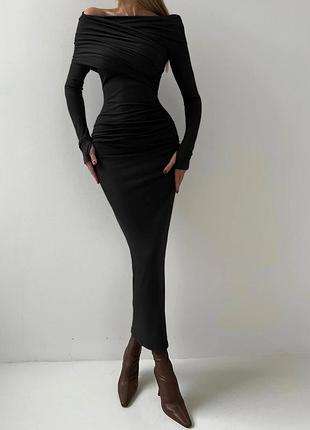 Стильное женское платье с открытыми плечами
