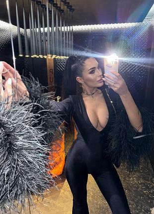Терміново !стильний , нарядний комбінезон , з пірʼям , чудово лягає та підкреслює фігуру .розмір xs-s