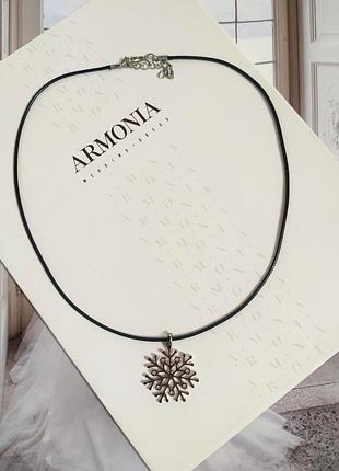 Колье со снежинкой нержавеющая сталь кулон подвеска снежинка минимализм черный шнурок на шею