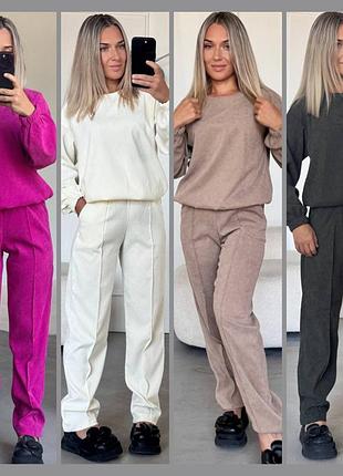 Стильный брючный костюм из королевского вельвета