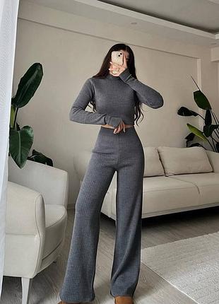 Базовый женский брючный костюм