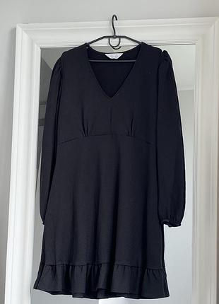 Чорна базова сукня з v-вирізом