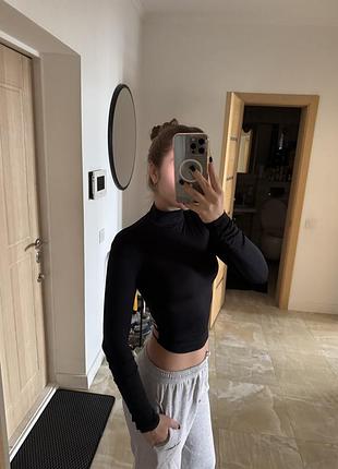 Чорний лонгслів в обтяжку bershka