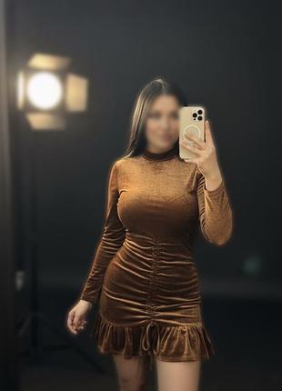 Продаю сукню з велюру коричневого кольору, в ідеальному стані. підійде на розмір s, m та l. дуже приємне до тіла. відправка поштою