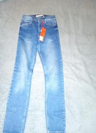 Джинси скіни ,темносині р.36
зріст 140>146см.
турція.