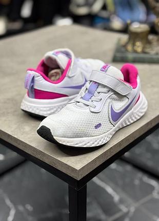 Дитячі кросівки nike revolution 5 (psv) у білому, фіолетовому та рожевому кольорах.