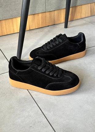 Жіночі кросівки