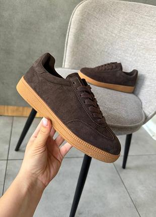 Жіночі кросівки