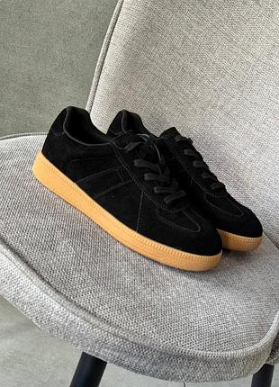 Жіночі кросівки