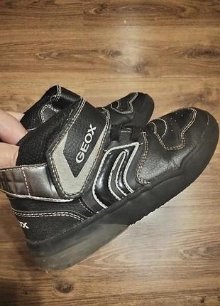 Кроссовки детские в черном цвете geox с подсветкой.