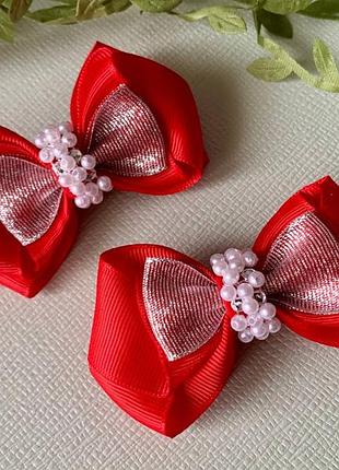 Бантики из репсовой ленты, цвет красный. основа- заколка. серединка из бусин. длина бантика 8 см.