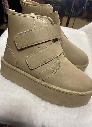 Угі на ліпучці