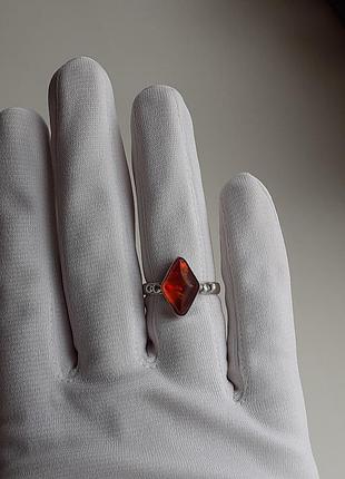 Срібне кільце з бурштином