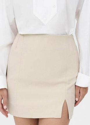 Бежева спідниця з екошкіри з розрізом однотонна стильна коротка s-m