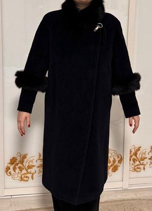 Зимове чорне пальто з альпаки та з вставками із песця