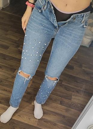 Джинсы от zara с рваностями и жемчужинами и камнями обшиты