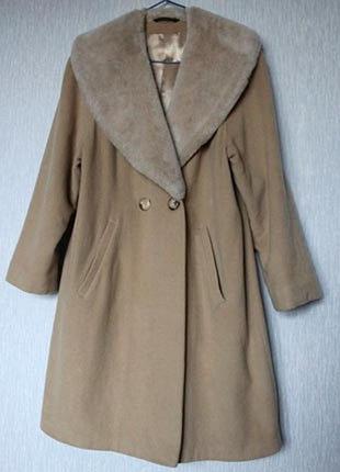 Классное пальто цвета кэмел c меховым воротником