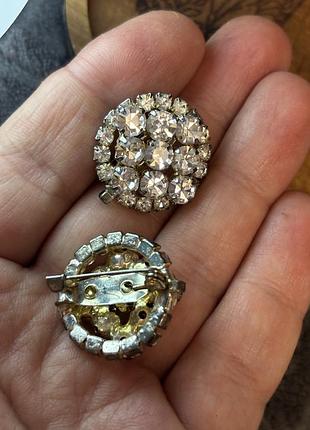 Дві маленькі брошки