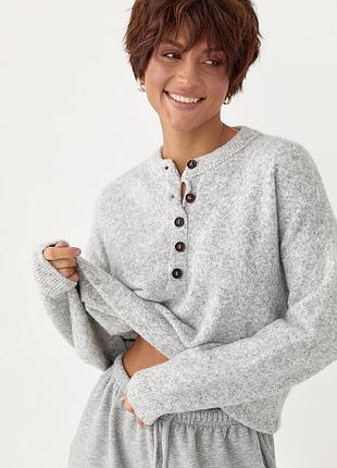 В'язана вільна кофта з ґудзиками на горловині