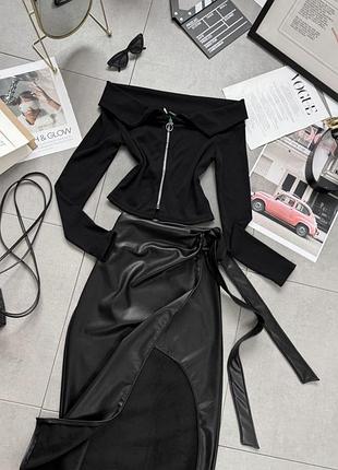 Топ з відкритими плечима на змійці