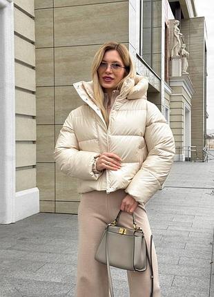Укорочений пуховик в кремовому кольорі