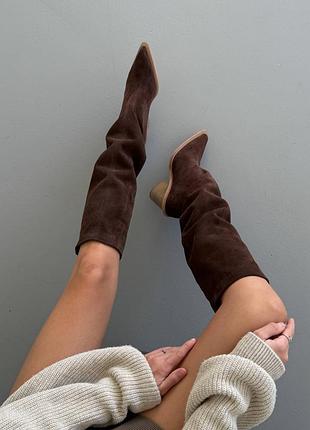 Коричневі натуральні замшеві демісезонні демі осінні чоботи козаки на зручних бежевих підборах з гострим носом замша осінь шоколад