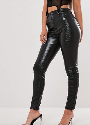 Качественные стильные трендовые кожаные зауженные брюки под рептилию высокая талия