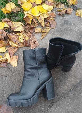 Стильные черные ботинки из качественной экокожи