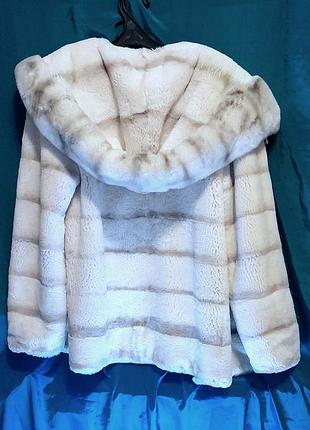 Шуба из натурального меха шиншилла (белаюый орилаг) поперечка с капюшоном, фасон бомбер