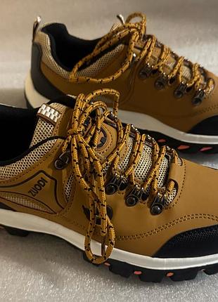 Кросівки легкі та зручні