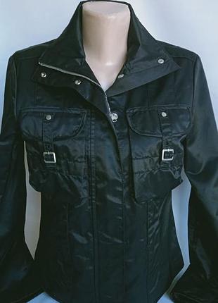 Женская черная ветровка куртка атласная на молнии с высоким воротником