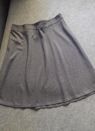 Трикотажная комфортная расклешенная юбка средней плотности из вискозы серого цвета 46-48 размера