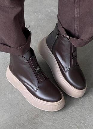 Шоколадные зимние кожаные ботинки на бежевой платформе