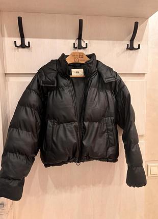 Куртка чорна , еко шкіра , зима .