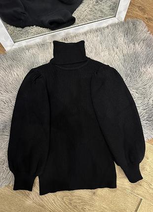 Чорна водолазка з об’ємними рукавами