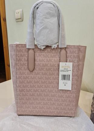 Сумка michael kors sinclair в бежевом цвете с монограммой mk.