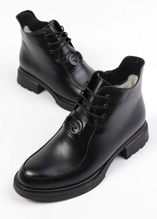 Черевики з натуральної шкіри зимові жіночі короткі класичні на невисокому каблуці на шнурках