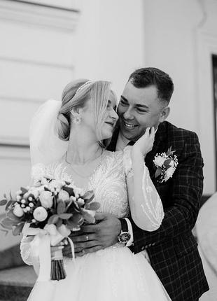 Детали:▫️ цвет - молочно-белый (айвори)▫️ фасон - пышное платье с акцентом на талии▫️ верх - полупрозрачный корсет с роскошной вышивкой и блестками