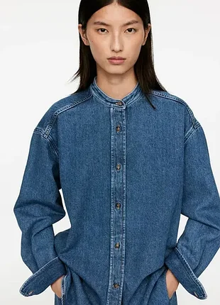 Женская джинсовая рубашка arket stand-collar denim shirt / 38