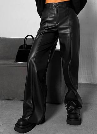 Жіночі чорні шкіряні брюки кльош на флісі батал