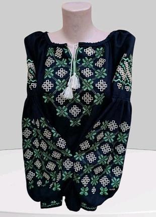 Красивая женская вышиванка.