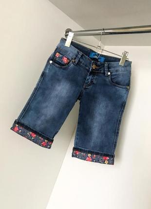 Женские летние джинсовые удлиненные шорты из джинса с подкатами цветным принтом